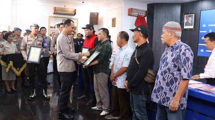 Kapolresta Malang Kota Kombes Putu Kholis Aryana memberi penghargaan warga yang bubarkan balap liar