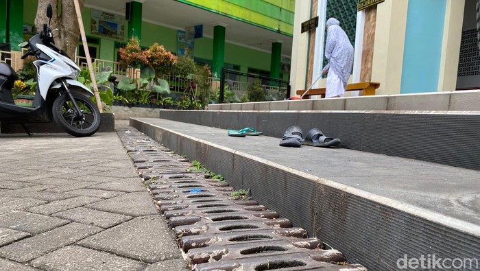 Roda tank yang ada di Masjid Al Mukhlisin, Kota Batu.