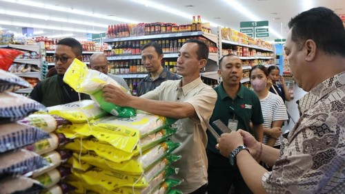 Satgas Pangan Polda Bali bersama instansi terkait memantau harga bahan pokok di sejumlah pasar tradisional, toko modern, dan pusat perbelanjaan di wilayah Bali. (Foto: Dok. Polda Bali)