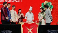 Salah satu sorotan utama adalah koleksi cheongsam kontemporer bertajuk “Jie” yang melambangkan kesinambungan antara warisan budaya dan modernitas. 