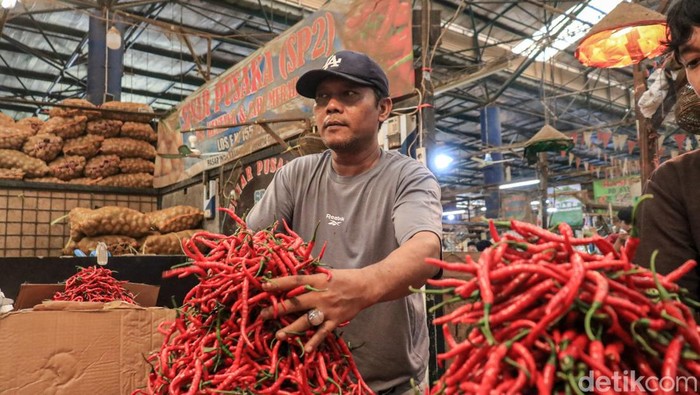 Stok cabai nasional dipastikan dalam kondisi aman pada saat ramadhan dan menjelang Idul Fitri 1447 Hijriah. Aktivitas perdagangan cabai terpantau normal di Pasar Induk Kramat Jati, Jakarta Timur, Sabtu (28/2/2026).