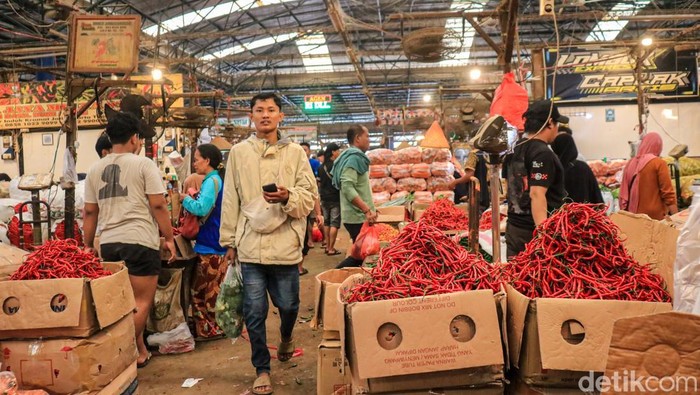 Stok cabai nasional dipastikan dalam kondisi aman pada saat ramadhan dan menjelang Idul Fitri 1447 Hijriah. Aktivitas perdagangan cabai terpantau normal di Pasar Induk Kramat Jati, Jakarta Timur, Sabtu (28/2/2026).