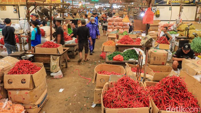 Stok cabai nasional dipastikan dalam kondisi aman pada saat ramadhan dan menjelang Idul Fitri 1447 Hijriah. Aktivitas perdagangan cabai terpantau normal di Pasar Induk Kramat Jati, Jakarta Timur, Sabtu (28/2/2026).