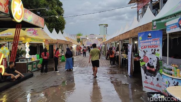 Suasana di Kampoeng Ramadhan Mojopahit di GOR Seni Majapahit, Kota Mojokerto. Suasana di Kampoeng Ramadhan Mojopahit di GOR Seni Majapahit, Kota Mojokerto.