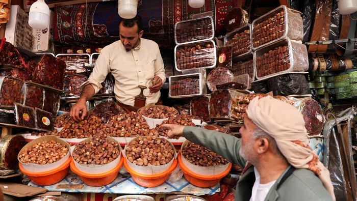People walk at the Souq al-Milh marketplace during the Muslim fasting month of Ramadan in Sanaa, Yemen February 22, 2026. REUTERS/Khaled Abdullah
