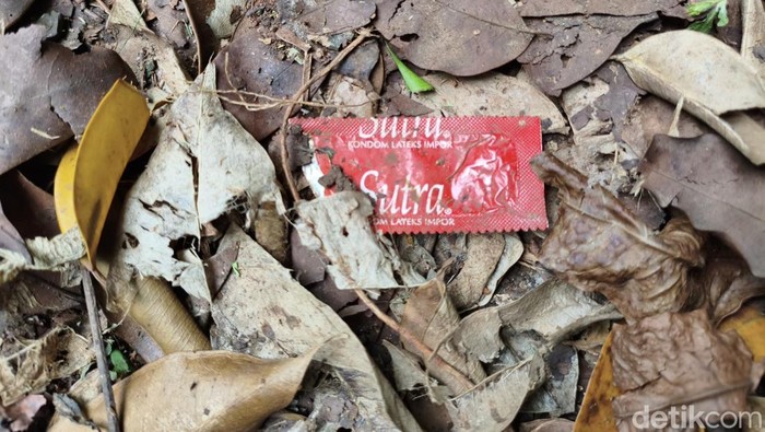 Taman Kota Cawang: Tempat ASUSILA atau Surga Hiburan? Ditemukan Kondom hingga Botol Miras!