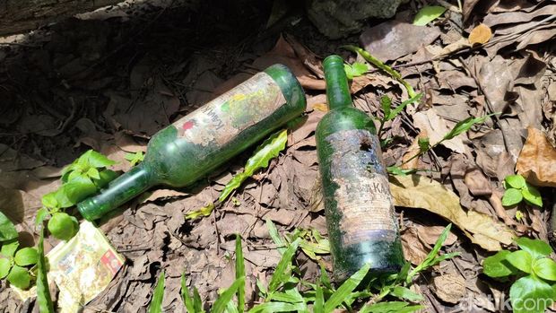 Taman Kota Cawang, Jakarta Timur, diduga menjadi tempat asusila. Di dalamnya ditemukan alat kontrasepsi bekas hingga botol minuman keras (miras). (Kurniawan/detikcom)