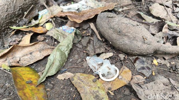 Taman Kota Cawang, Jakarta Timur, diduga menjadi tempat asusila. Di dalamnya ditemukan alat kontrasepsi bekas hingga botol minuman keras (miras). (Kurniawan/detikcom)