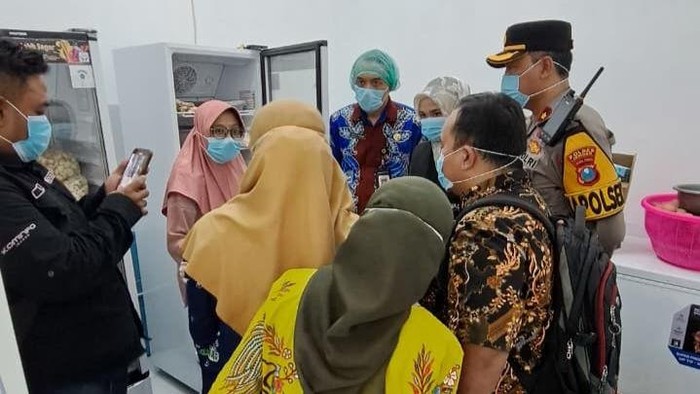 Tim Lintas Sektor Pemkab Jember saat sidak salah satu dapur MBG yang dilaporkan warga lewat Wadul Guse.