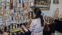 Terdapat juga booth lain yang menjual dan menawarkan berbagai macam dagangan mereka terutama aksesoris.