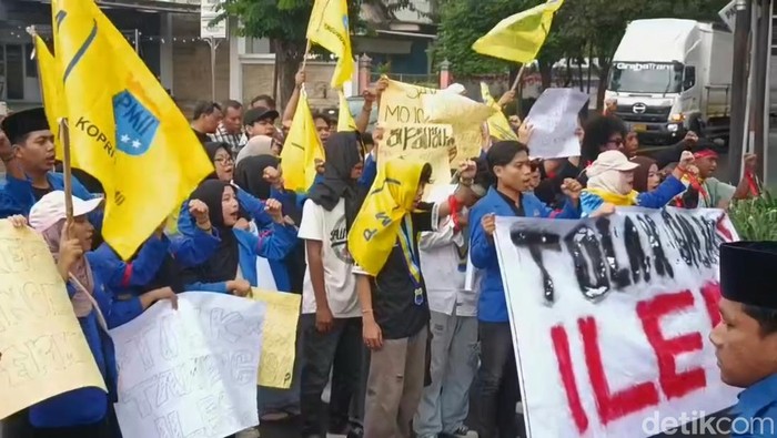 Unjuk rasa mahasiswa PMII tuntut pemberantasan galian C ilegal di Mojokerto.