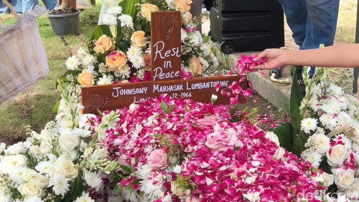 Upacara pemakaman John Tobing di TPU Madurejo, Prambanan, Sleman, Sabtu (28/2/2026).