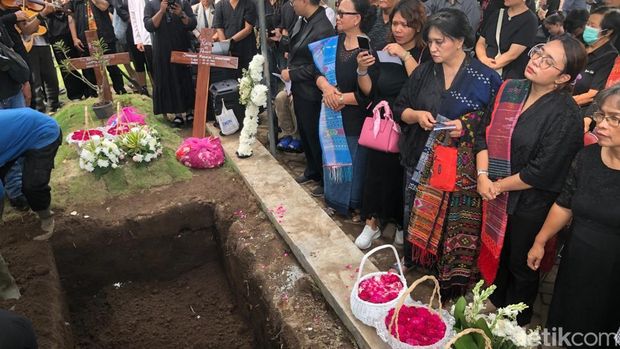 Upacara pemakaman John Tobing di TPU Madurejo, Prambanan, Sleman, Sabtu (28/2/2026).