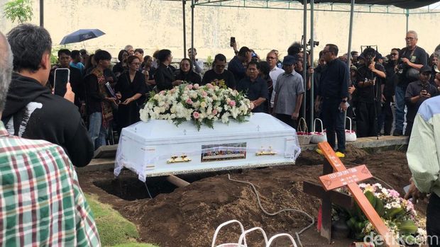 Upacara pemakaman John Tobing di TPU Madurejo, Prambanan, Sleman, Sabtu (28/2/2026).