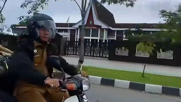 Wagub Kalbar Krisantus Kurniawan, sehari-hari pakai motor ke kantor.