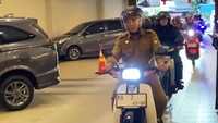 Ia mengaku dalam sehari bisa menghadiri tiga hingga empat agenda di titik berbeda dalam kota. Dengan kondisi lalu lintas yang semakin padat, motor membuatnya lebih fleksibel.