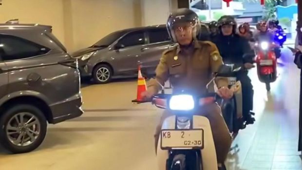 Wagub Kalbar Krisantus Kurniawan, sehari-hari pakai motor ke kantor. Wagub Kalbar Krisantus Kurniawan, sehari-hari pakai motor ke kantor.