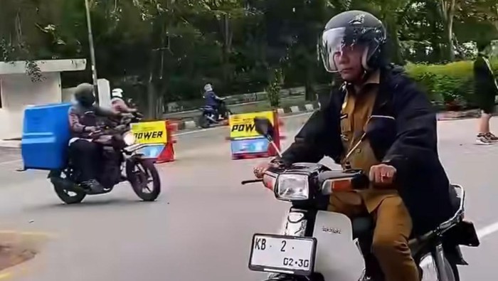 Wagub Kalbar Krisantus Kurniawan, sehari-hari pakai motor ke kantor.
