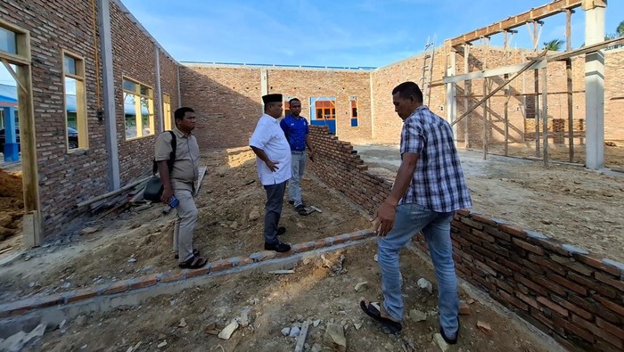 Wakil Ketua Komisi XIII DPR, Sugiat Santoso saat meninjau pembangunan dapur SPPG milik Muhammadiyah di Kabupaten Batu Bara (Foto: Istimewa)