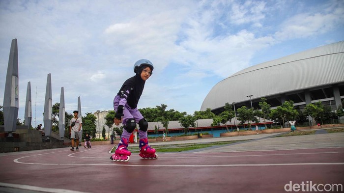 Sejumlah warga berolahraga di kawasan Plaza Stadion Patriot Candrabhaga, Bekasi Kota, Jawa Barat, Sabtu (28/2/2026).
