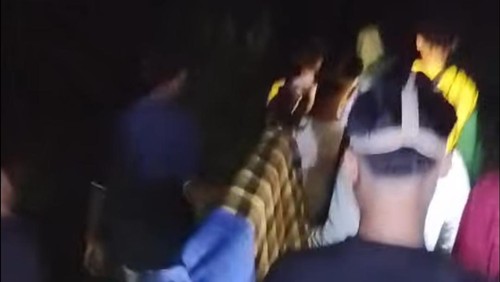 Warga menggotong jenazah lantaran ambulans tak bisa melintas akibat jalan rusak di Dusun Baku, Desa Sumi, Kecamatan Lambu, Kabupaten Bima, NTB, Kamis (26/2/2026) malam. (Foto: Dok. Istimewa)