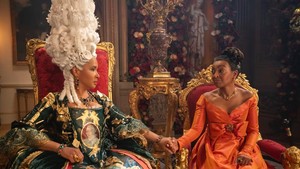 Musim ini gak cuma ada cita dan cinta, namun juga perpisahan yang memilukan. Ada Lady Danburry yang akan meninggalkan Ratu, Lord Kilmartin yang tiba-tiba meninggal, dan Michaela yang ninggalin Francessa.  Foto: Dok.Bridgerton Netflix/ Instagram
