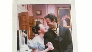 Potret pasangan Sophie Baek dan Benedict dapat restu dari ratu dan seluruh dunia mengakui kisah cinta mereka. Foto: Dok.Bridgerton Netflix/ Instagram