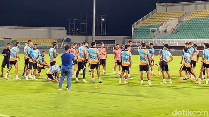 21 pemain Persita menggelar ofisial traning di Stadion Gelora BJ Habibie jelang lawan PSM Makassar.