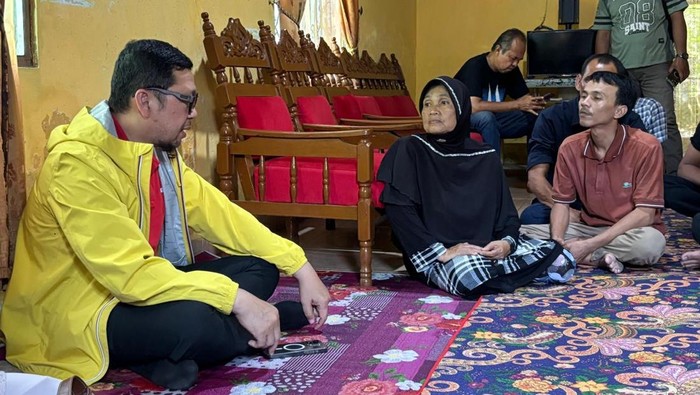 Ahmad Doli saat menemui ibu Bardiah di Kota Binjai. (Foto: dok. pribadi Doli)