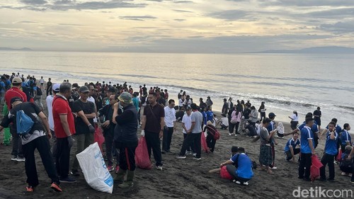 Aksi Gerakan Bali Bersih Sampah di Pantai Padanggalak, Denpasar, Bali, Minggu (1/3/2026). (Foto: Rizki Setyo/detikBali)