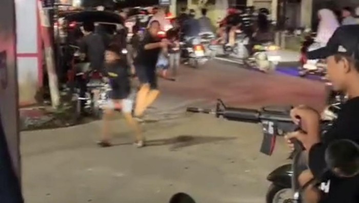 Aksi sekelompok bocah tembak-tembakan pakai senjata mainan di Makassar meresahkan warga.