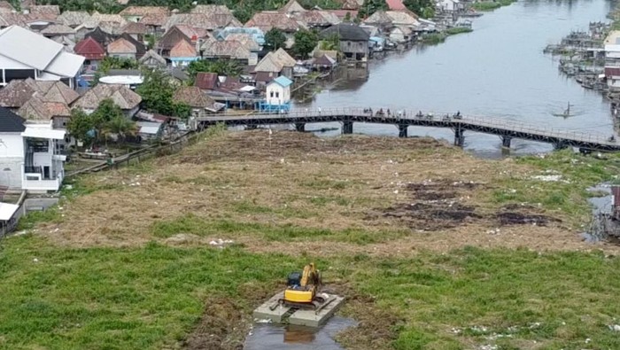 Alat berat diturunkan menangani eceng gondok di aliran sungai di OKI