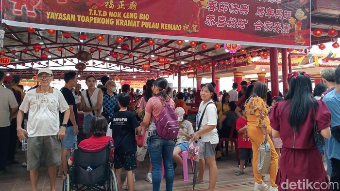 Antusias masyarakat dan umat Tridharma mendatangi Pulau Kemaro Palembang