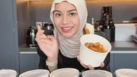 Melalui TikToknya, Aurel Hermansyah membagikan momen saat masak dan menyiapkan rice bowl isi ayam dan sosis untuk dibagikan sebagai menu buka puasa. Foto: Instagram