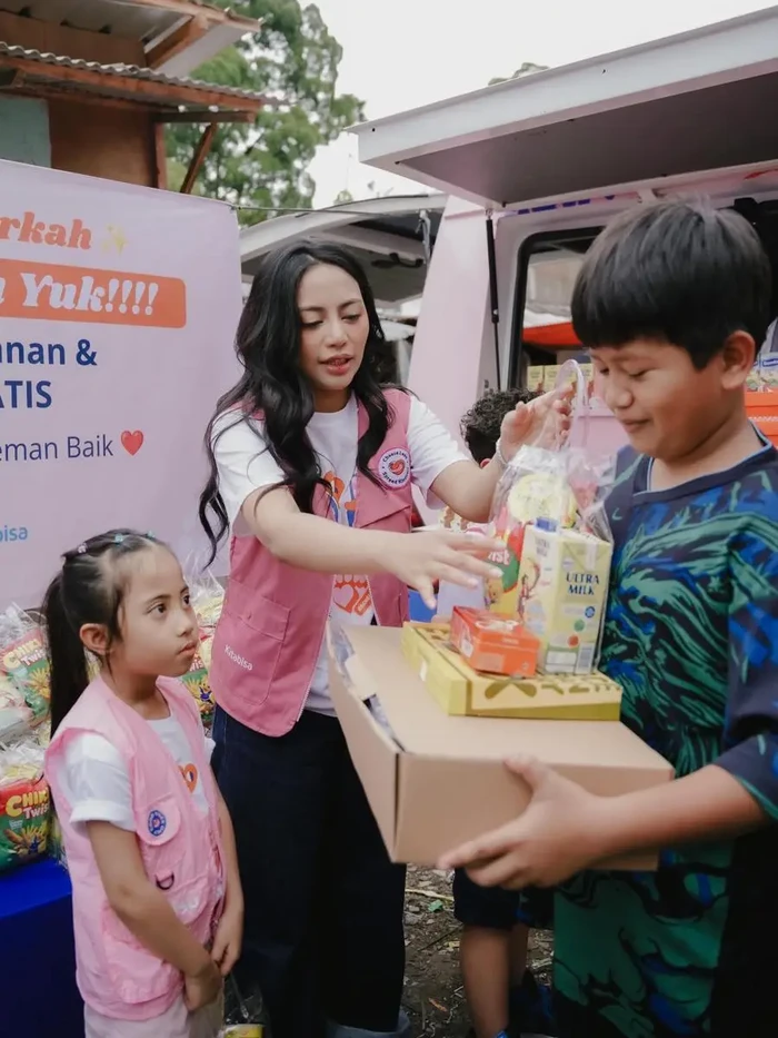 Artis berbagi makanan buka puasa