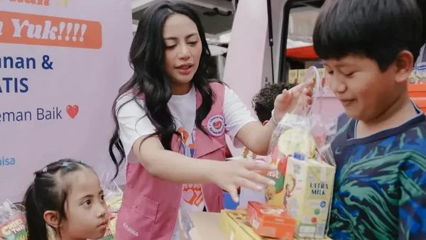 Ramadan Penuh Berkah! Ini 8 Momen Artis Berbagi Buka Puasa Gratis