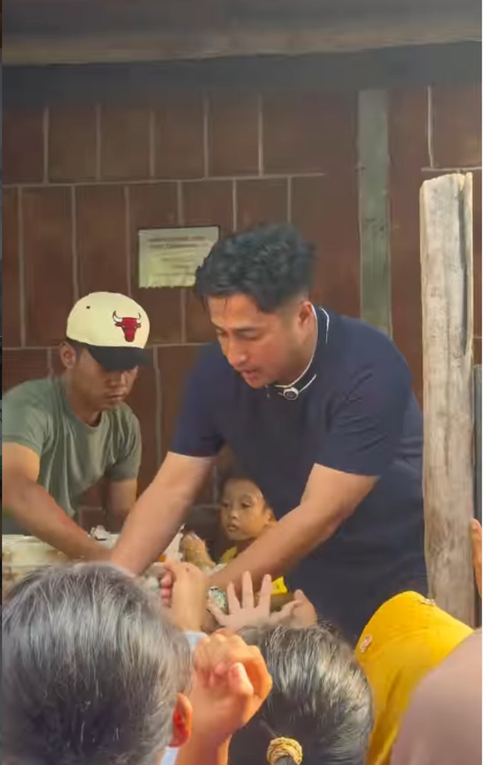 Artis berbagi makanan buka puasa