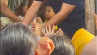 Biasa membagikan sarapan gratis, kini presenter kondang Irfan Hakim membagikan puluhan porsi takjil gratis kepada warga di sekitar rumahnya. Foto: Instagram