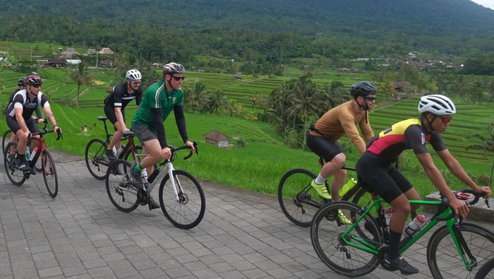 Bali Genjot Infrastruktur dan Lingkungan Demi Wisata Berkelanjutan Wisatawan mancanegara berjalan di area persawahan di Desa Wisata Jatiluwih, Kabupaten Tabanan, Bali, Sabtu (28/2/2026). Gubernur Bali Wayan Koster memprioritaskan penataan lima pembangunan sektor kepariwisataan untuk mendongkrak daya saing wisata Pulau Dewata dengan negara pesaing yang jadi tujuan wisata dunia yakni pembangunan kebudayaan, ekosistem alam, infrastruktur, transportasi, dan penanganan sampah yang harus dikelola lebih baik. ANTARA FOTO/Nyoman Hendra Wibowo/wsj.