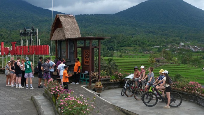 Bali Genjot Infrastruktur dan Lingkungan Demi Wisata Berkelanjutan Wisatawan mancanegara berjalan di area persawahan di Desa Wisata Jatiluwih, Kabupaten Tabanan, Bali, Sabtu (28/2/2026). Gubernur Bali Wayan Koster memprioritaskan penataan lima pembangunan sektor kepariwisataan untuk mendongkrak daya saing wisata Pulau Dewata dengan negara pesaing yang jadi tujuan wisata dunia yakni pembangunan kebudayaan, ekosistem alam, infrastruktur, transportasi, dan penanganan sampah yang harus dikelola lebih baik. ANTARA FOTO/Nyoman Hendra Wibowo/wsj.
