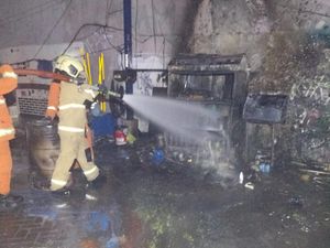 Bengkel Pembuatan Kendaraan di Surabaya Terbakar