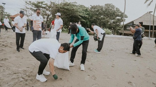 Bupati Badung, I Wayan Adi Arnawa bersama Ketua DPRD Badung, I Gusti Anom Gumanti, memimpin Gerakan Bali Bersih Sampah di Pantai Petitenget dan penanaman pohon di area pesisir, Minggu (1/3/2026). (Dok Pemkab Badung)