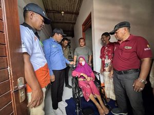 Bupati Sidoarjo Sidak Rumah Tak Layak Huni-Beri Kursi Roda untuk Lansia