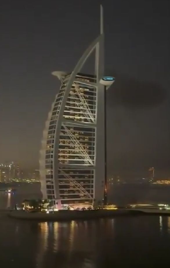 Burj Al Arab Terbakar Burj Al Arab terbakar pada bagian fasadnya akibat serangan drone dari Iran.
