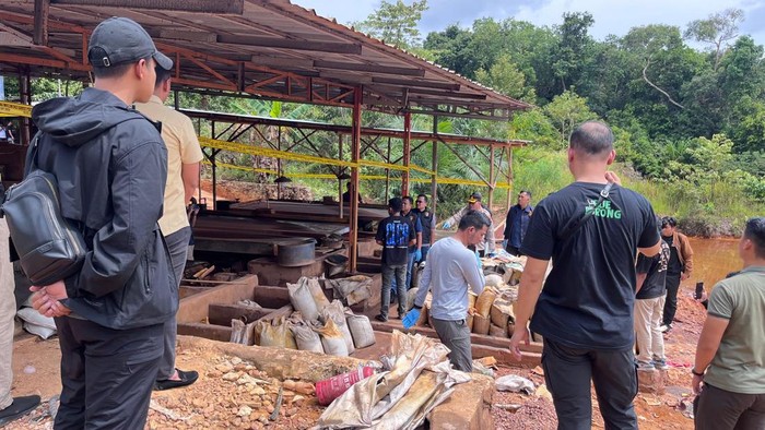 Dirtipidter Bareskrim Polri mengungkap praktik penambangan ilegal dan penyelundupan pasir timah dari Kepulauan Bangka Belitung ke Malaysia