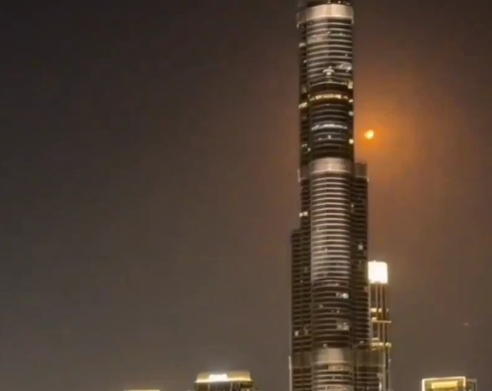 Drone milik Iran hampir menghantam gedung tertinggi di dunia, Burj Khalifa.