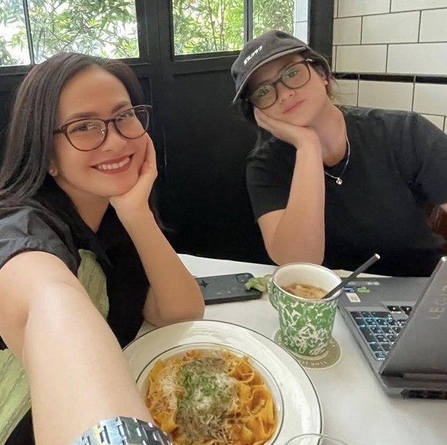 Ersa Mayori Kulineran Seru sambil Mengerjakan Thesis di Kafe bareng Anak