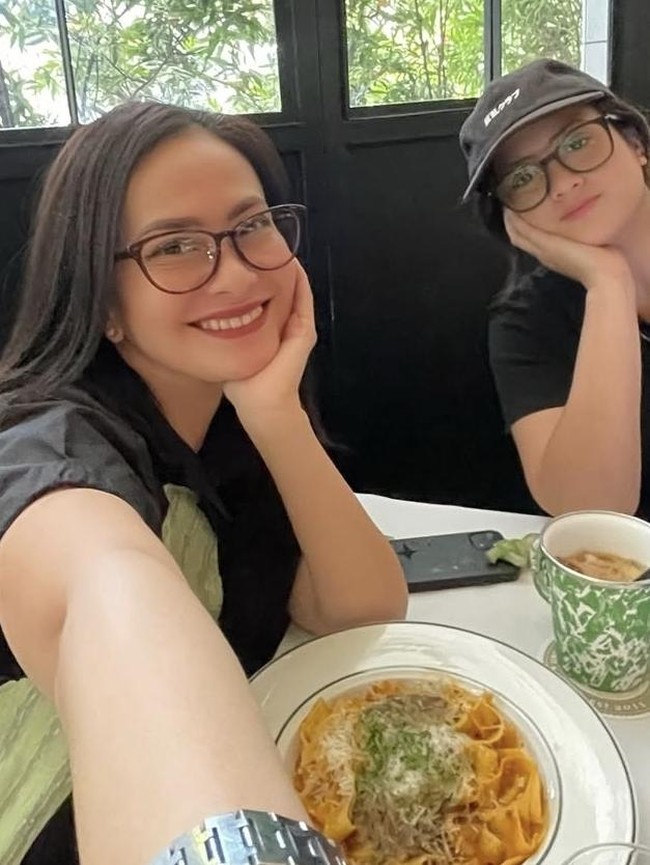 Ersa Mayori Kulineran Seru sambil Mengerjakan Thesis di Kafe bareng Anak