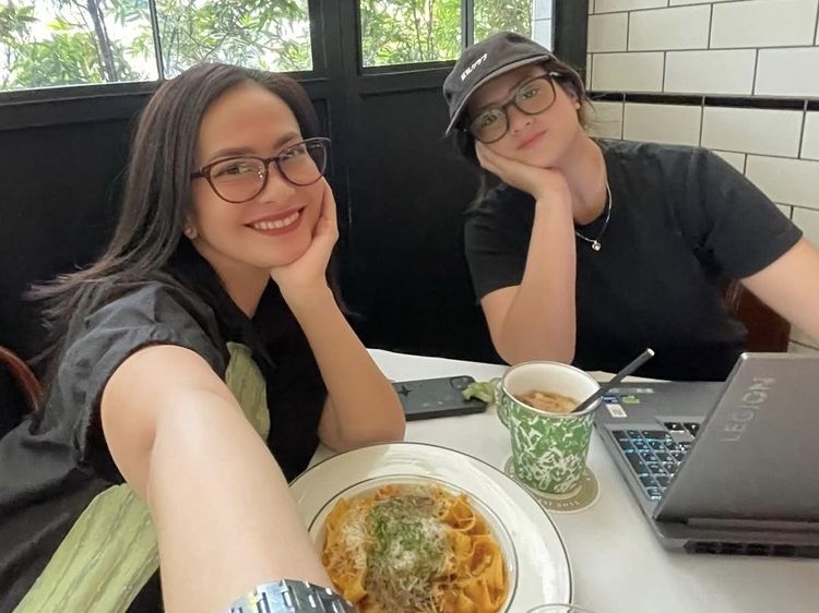 Ersa Mayori Kulineran Seru sambil Mengerjakan Thesis di Kafe bareng Anak