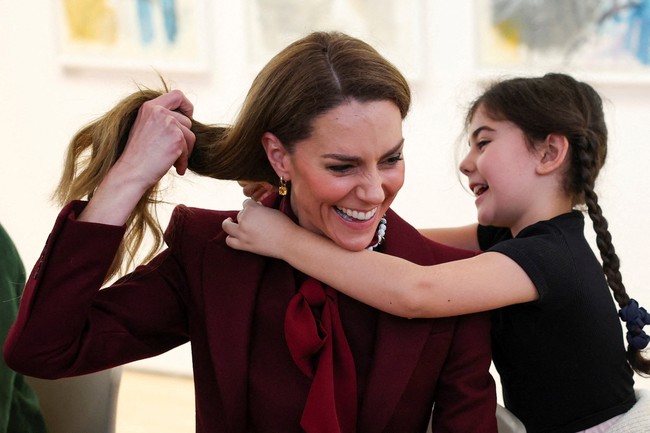 Aksi hangat Kate Middleton di Wales pun menuai pujian. Sikapnya yang ramah dan membumi dinilai semakin memperkuat citranya sebagai anggota keluarga kerajaan yang dekat dengan rakyat. (Foto: REUTERS/Phil Noble/Pool)